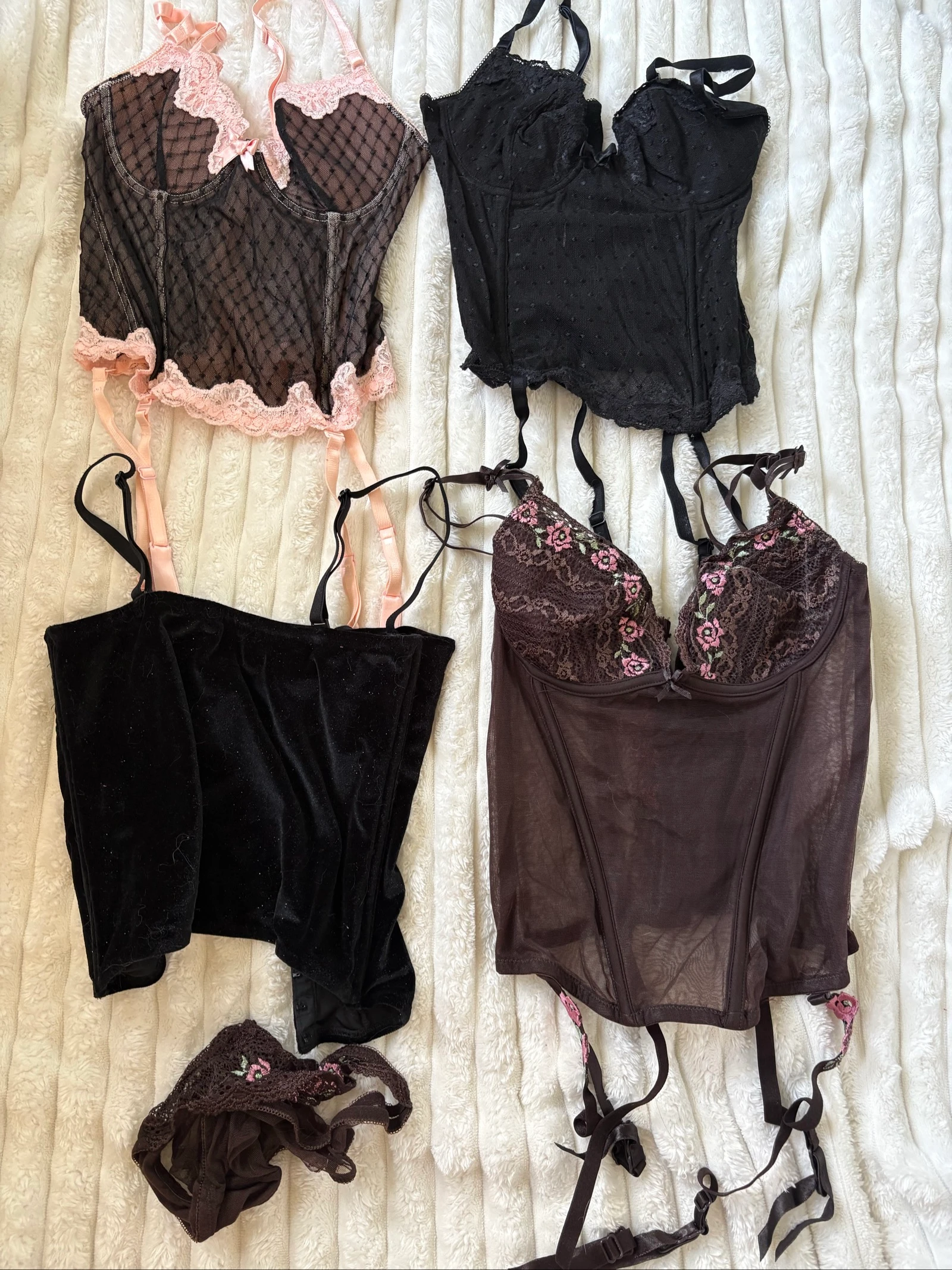 Lot of 4 vintage women's bustiers garter belts – photo 2
